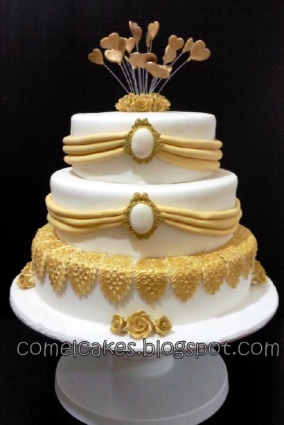 Gold and White 3 tiers stacked wedding cakes