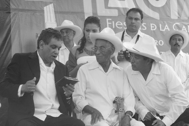 Compartiendo materiales del C-RIMA con el gobernador Fidel Herrera Beltrán