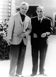 Schönberg, c'est le petit à droite, le type de gauche est beaucoup plus connu, c'est Chaplin