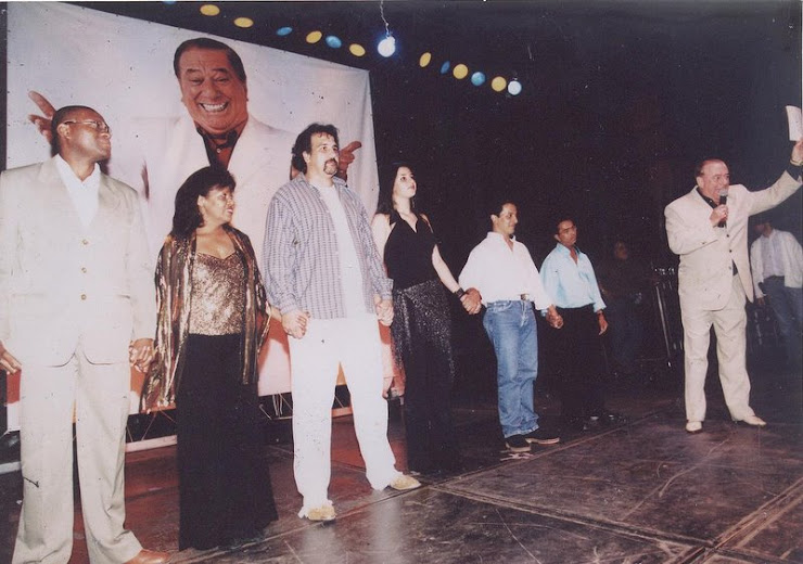 Raul Gil com os cantores regionais de Bragança Paulista. A noite da Segurança 2002