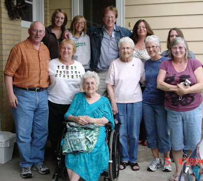 David--doing an impression of Uncle Bert, Sarah, me, Alana, Mom, Thom, Aunt Phyllis, Holly, Susan, Jill, and Joanne on the steps of Gayle's house