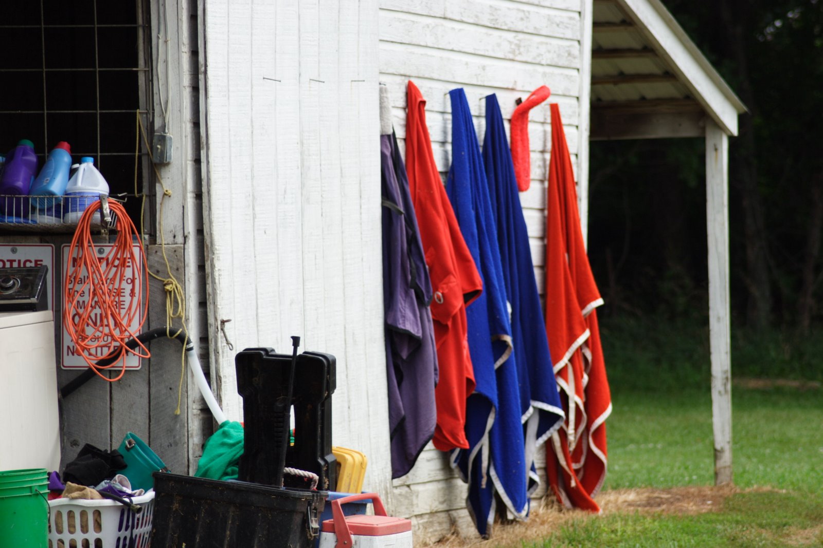 [FairHorseBarn01.JPG]