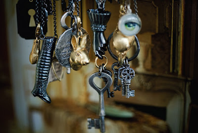 http://1.bp.blogspot.com/_bbSWz4DGP1M/Sdy9cJx-bGI/AAAAAAAAALg/cPZgpg0TEMY/s400/bjorg_jewellery_2009_at_yatzer_1.jpg