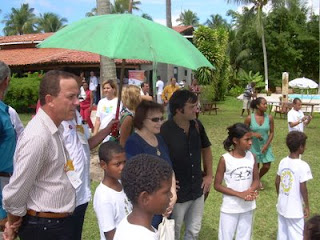 Danielle Mitterrand e o prefeito de cairu