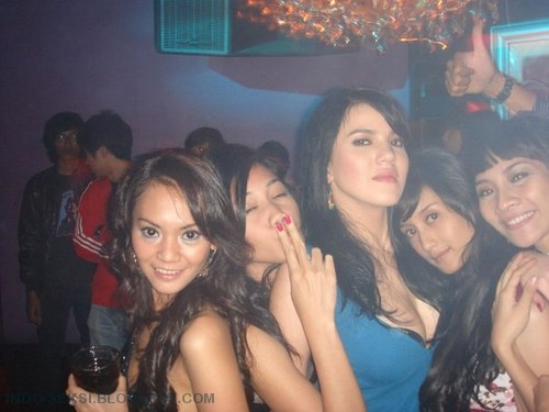 [Foto-Dugem+Alice+Norin+(2).jpg]