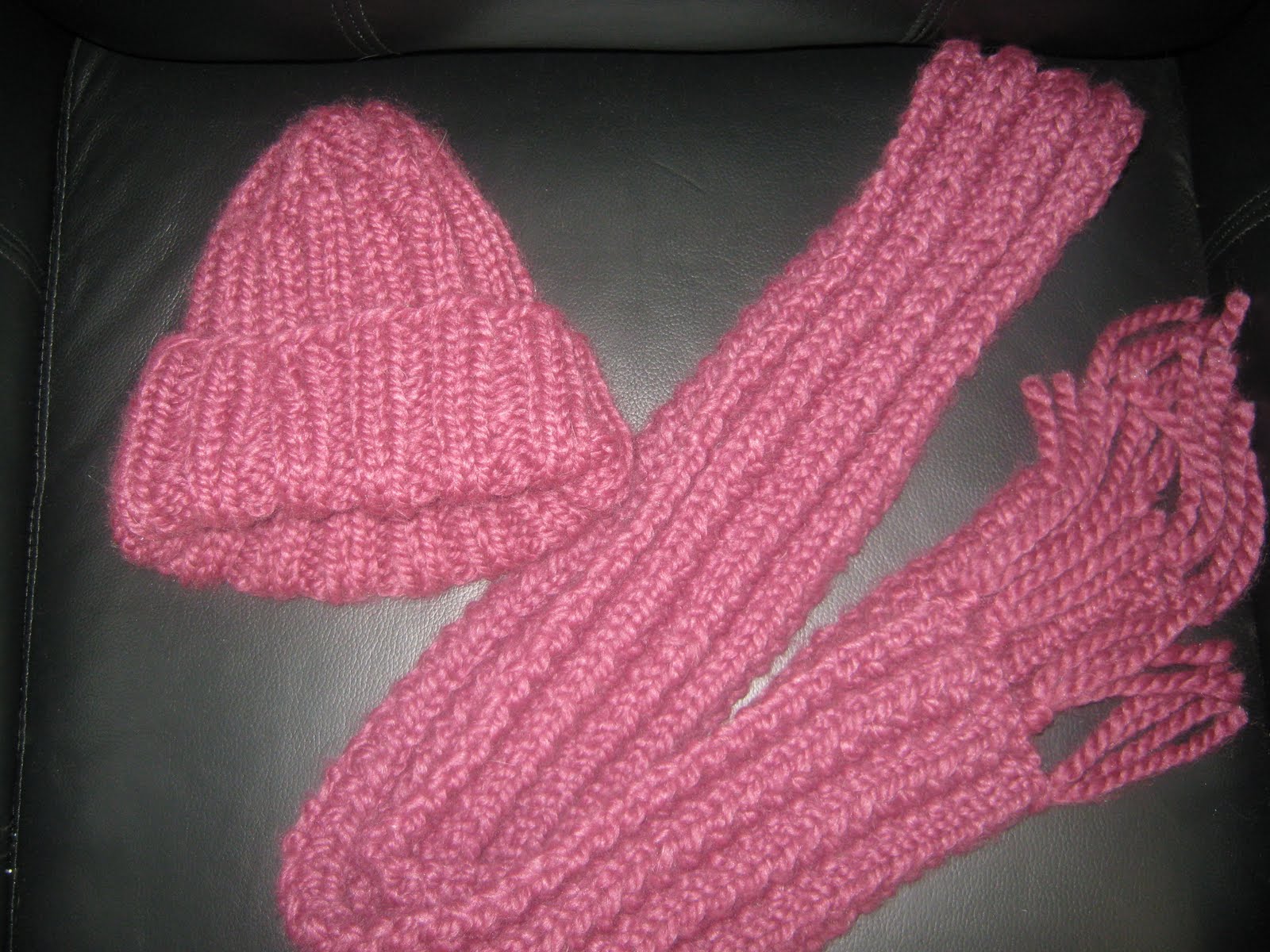 Erin Can Knit: broken rib stitch scarf and ribbed hat