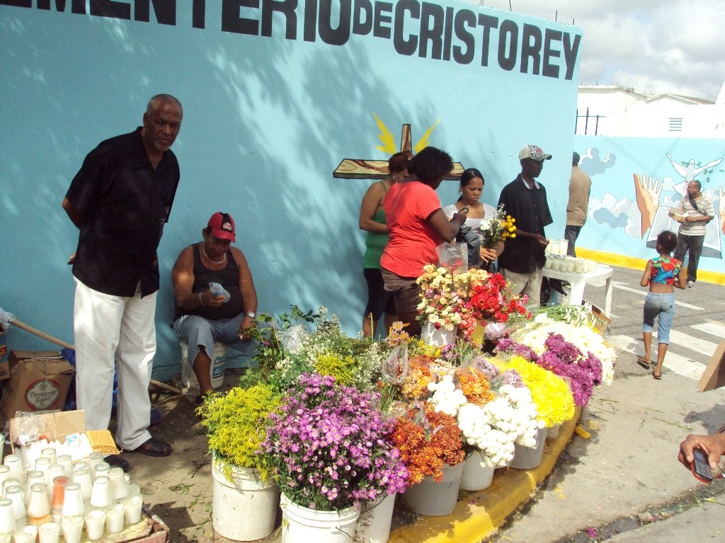 Cristo Rey en Línea Día de los Fieles Difuntos en el Cementerio de