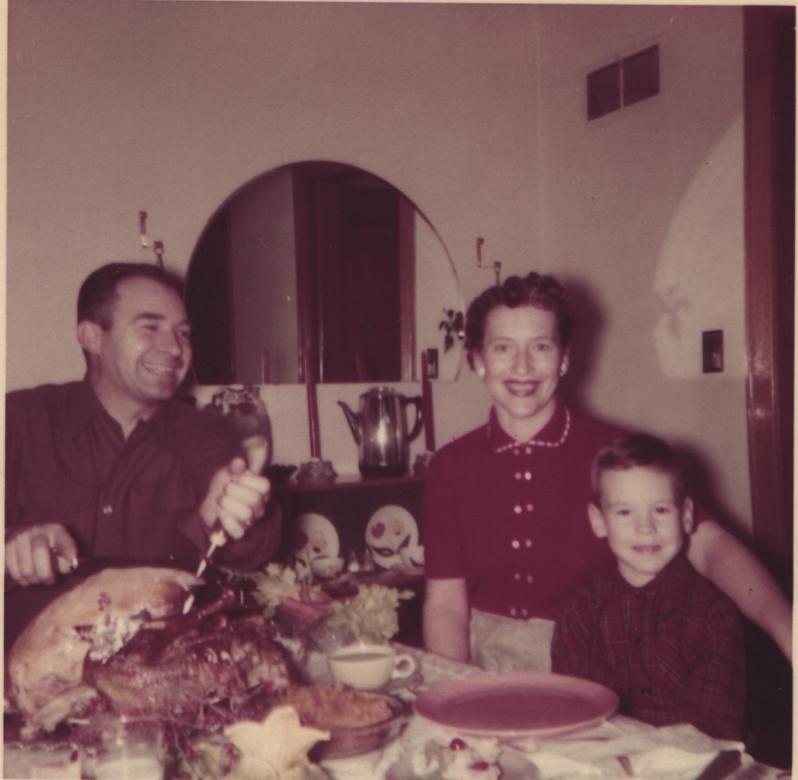 [Mom+Dad+and+Me+on+Thanksgiving+.jpg]