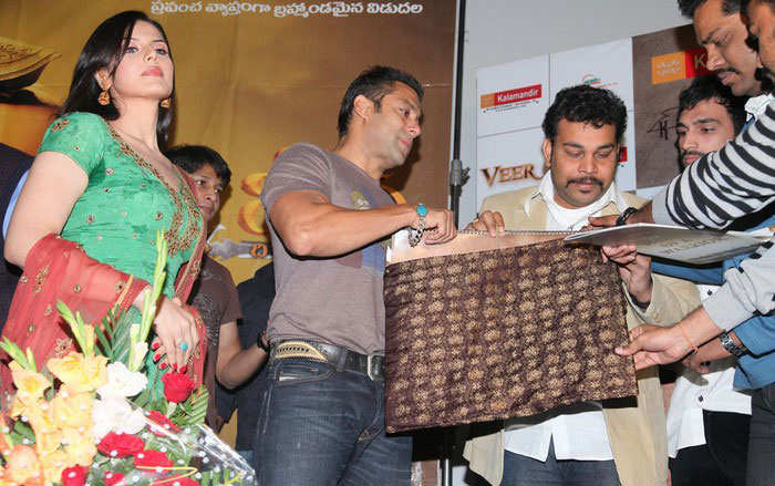 [Salman+Khan,Zarine+Khan+in+in+Hyderabad+Kalamandir.jpg]