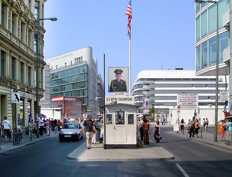 [785px-Checkpoint_Charlie_Berlin.jpg]