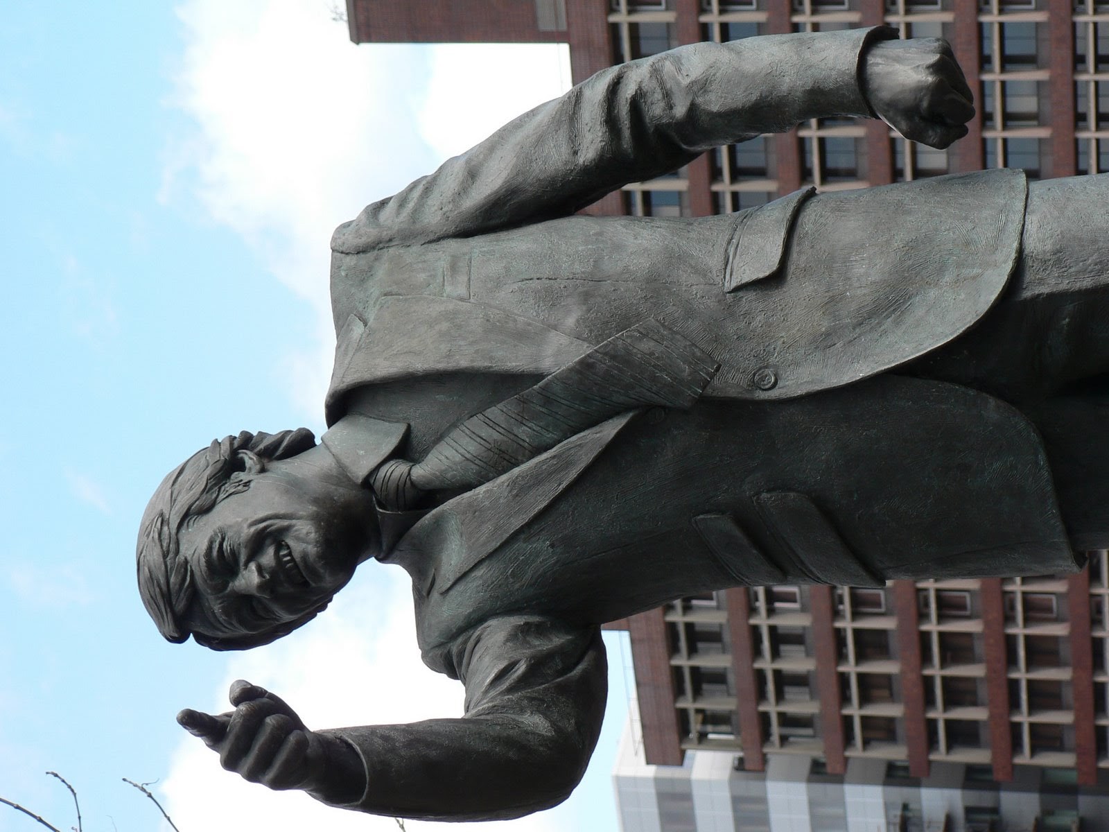 [Bobby_Robson_Statue_Closeup.jpg]