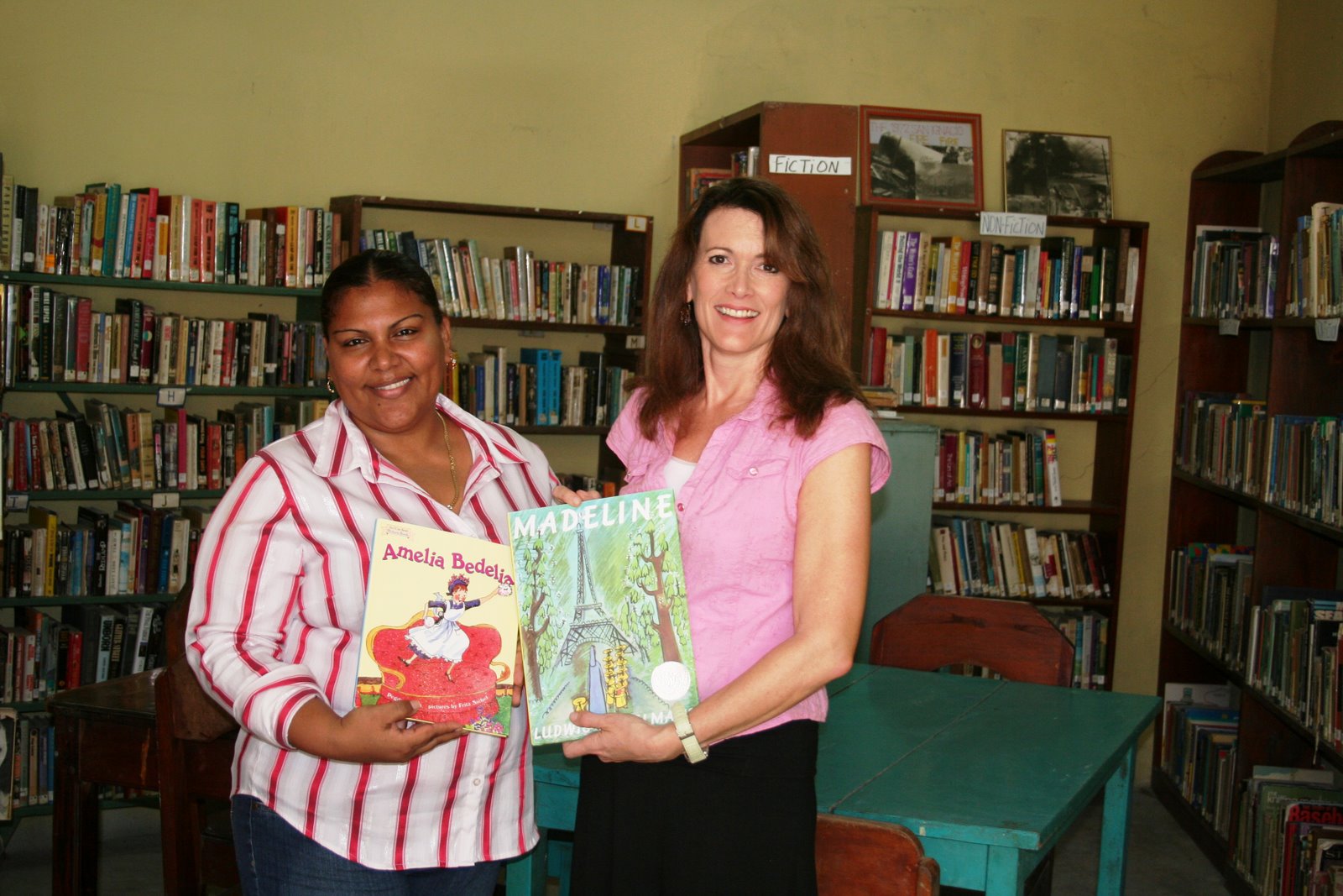 [Book+donations+from+U.S.+writers.JPG]