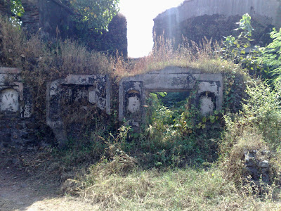 Ruins of Kanhoji Angre’s Palace (Wada) in Alibag Fort.