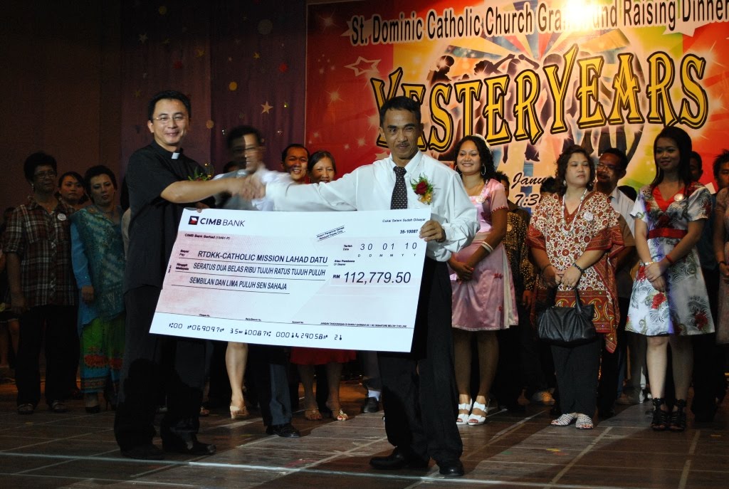 [yyear3+Presenting+cheque.JPG]