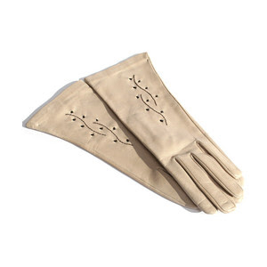 Cream+Leather+Gloves+with+Embroidery.jpg
