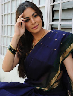 Shraddha Arya Latest Hot Photos in Saree