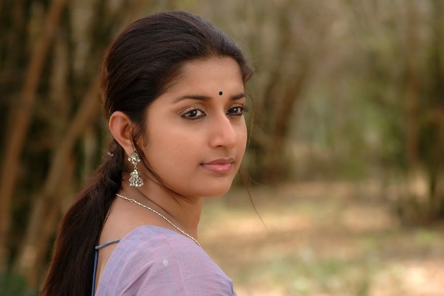 Tamil Hot Actress: Meera Jasmine Latest Photos From Alladista Movie