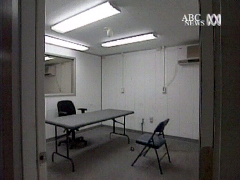 Sala przesłuchań LAO+interrogation_room_