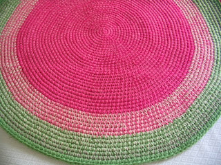 alfombra rosayverde - Alfombras tejidas a crochet que decoran el piso