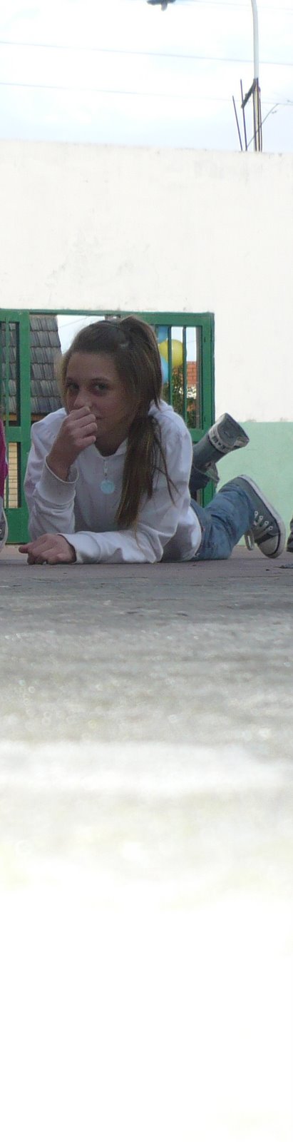 Te miro fijo y me sonreís, no pierdo un día lejos de ti ♥