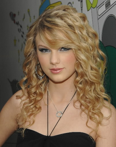 pictures of taylor swift with bangs