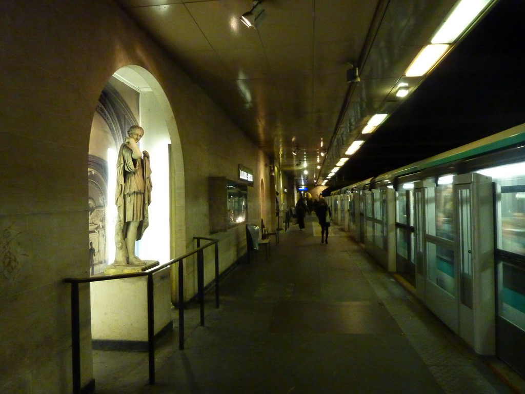巴黎地铁站：在艺术的殿堂中穿行