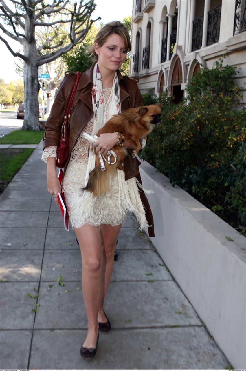 [Mischa_Barton_-_Out_and_About_in_Beverly_Hills_with_Dog_-_09-01-07_09+(Custom).jpg]
