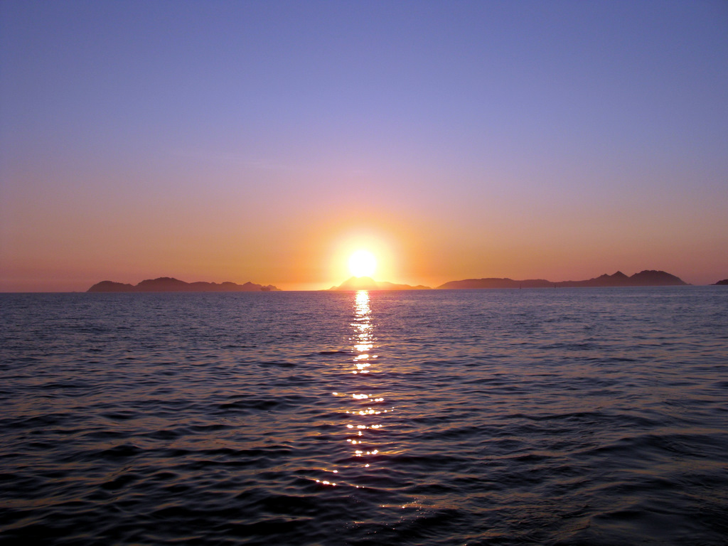 [islas-cies-puesta-de-sol-desde-el-mar.jpg]