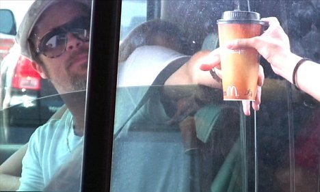 [angelina-jolie-brad-02.jpg]