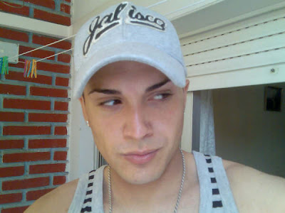 tio con gorra parece bastante yoni
