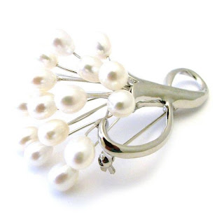 Vintage-style-pearl-brooch-1.jpg