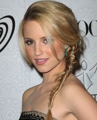 It's the fishtail braid. And because I received more than a few e-mails on 