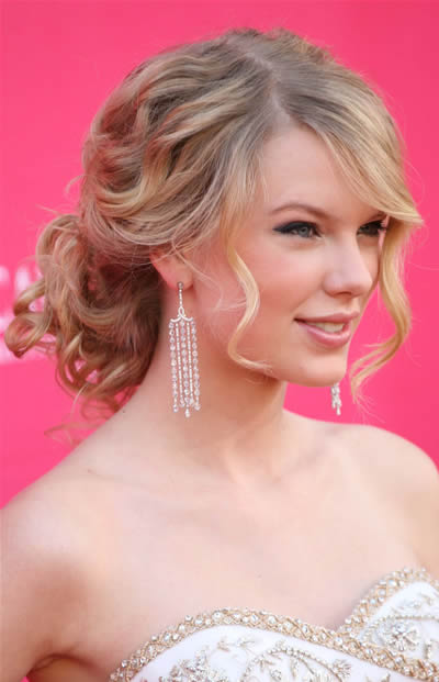 taylor swift hairstyle in love story. I adore Taylor#39;s updos.