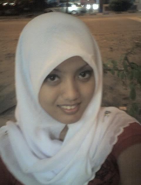 Gadis Bertudung Seksi Di Rumah - Gadis Melayu Bertudung