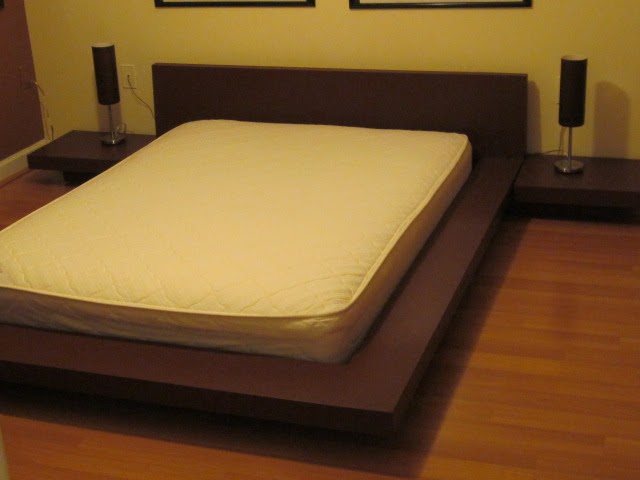 FERNANDEZ CABINET: CAMA DE PLATAFORMA DE BASE DE MADERA Y MESAS