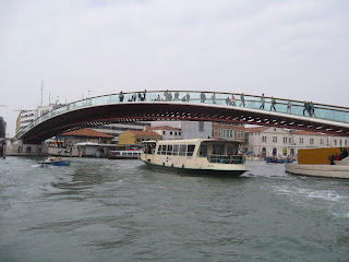  Vaporetto, con el Puente de Calatrava