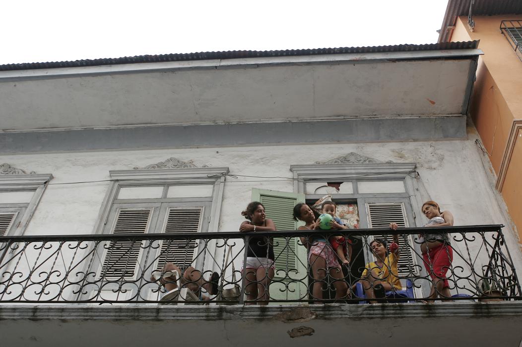 [balcon+con+gente.JPG]