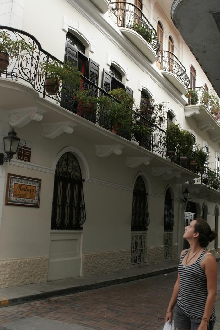 [mirando+balcon.JPG]
