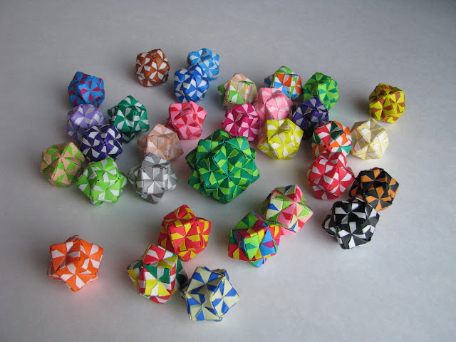 Steve Biddle Essential Origami 12- and 30-unit sonobe balls Steve Biddle Essential Origami 12- and 30-unit sonobe balls