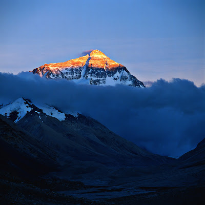 Mount_Everest_(topgold).jpg