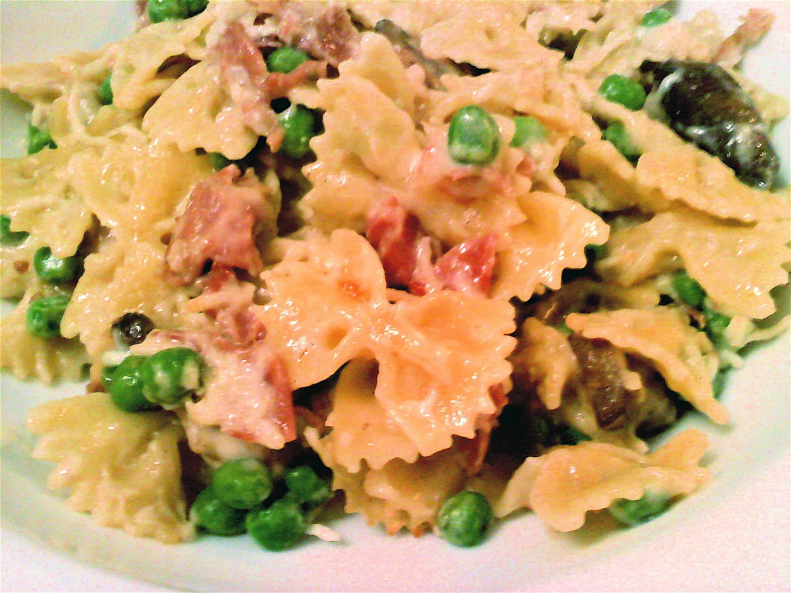 Bon Chappétit baked farfalle w/ mushrooms, prosciutto & peas