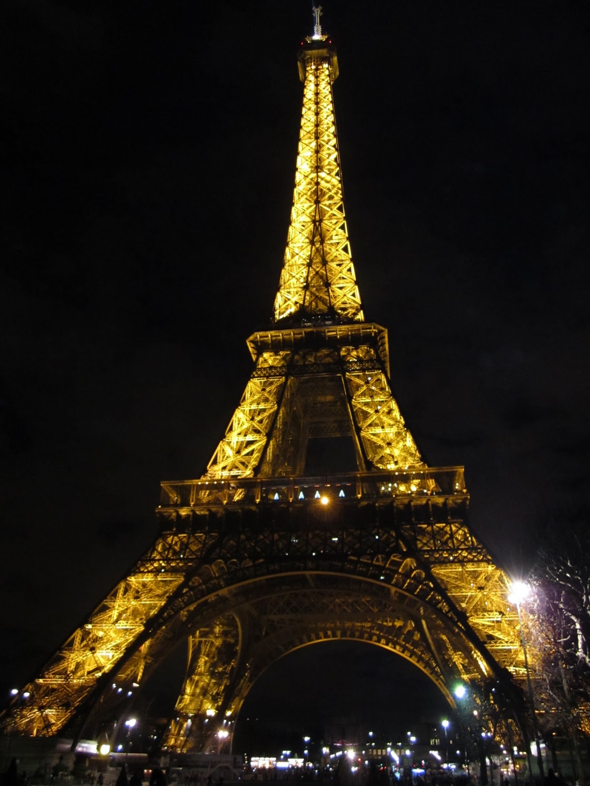 http://1.bp.blogspot.com/_dZVCcPrTvbo/TTNaK3GVbKI/AAAAAAAAABM/tozeRJcoXhM/s1600/Eiffel+Tower+Lit+Up.JPG
