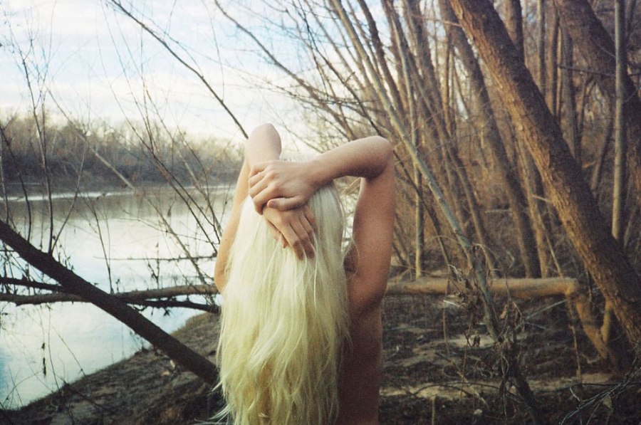 Блондинка у реки - 15 фото