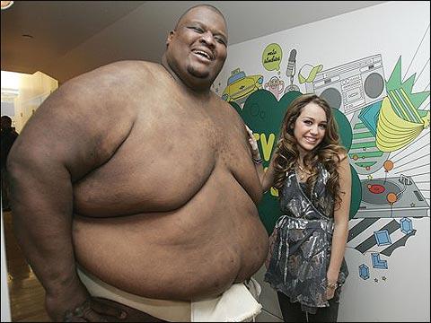 revela que mulheres bonitas ficam mais satisfeitas com homens feios