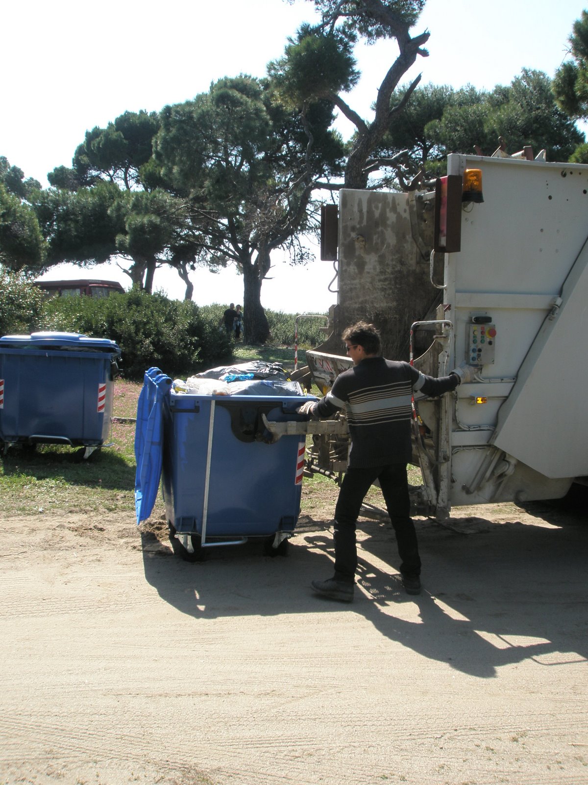 [Garbage+Loading+3.JPG]