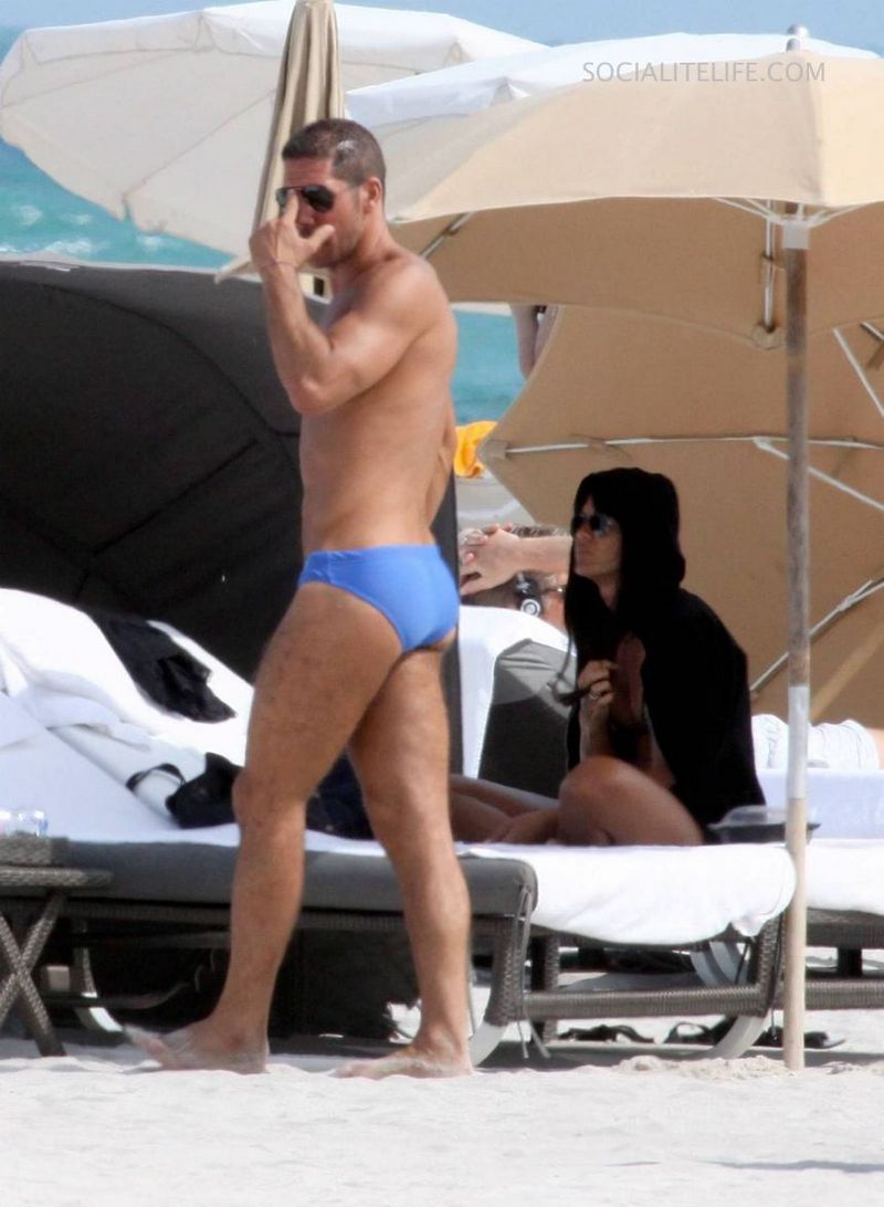 diegosimeone-shirtless-wife-bikini-photos-04132009-03.jpg