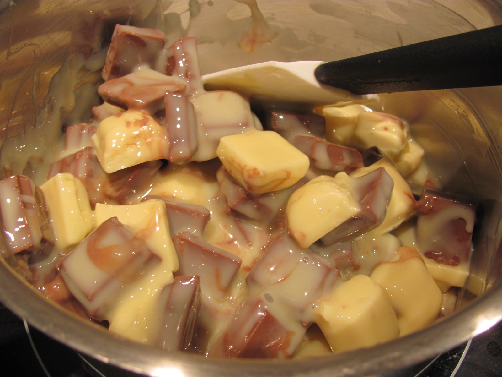 Mrs Cake: Easy Chocolate Fudge (not reeeeeeally fudge...)