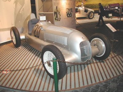 ¿Por qué los Mercedes son plateados?