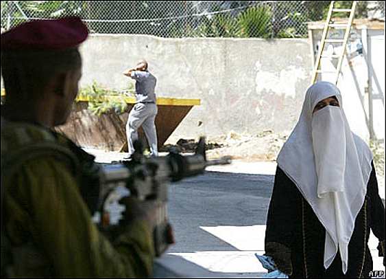[israel-soldier-vs-muslimah.jpg]