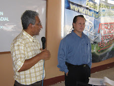 IMPARTIENDO UN TALLER DE RADIO CON EL PERSONAL DE RADIO MARANATHA